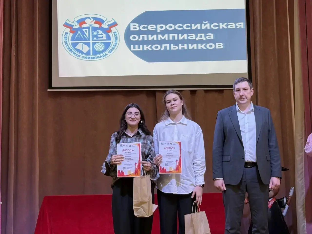 🎓 Торжественное подведение итогов года!   ❤️ Совсем недавно в стенах нашей школы царила атмосфера го