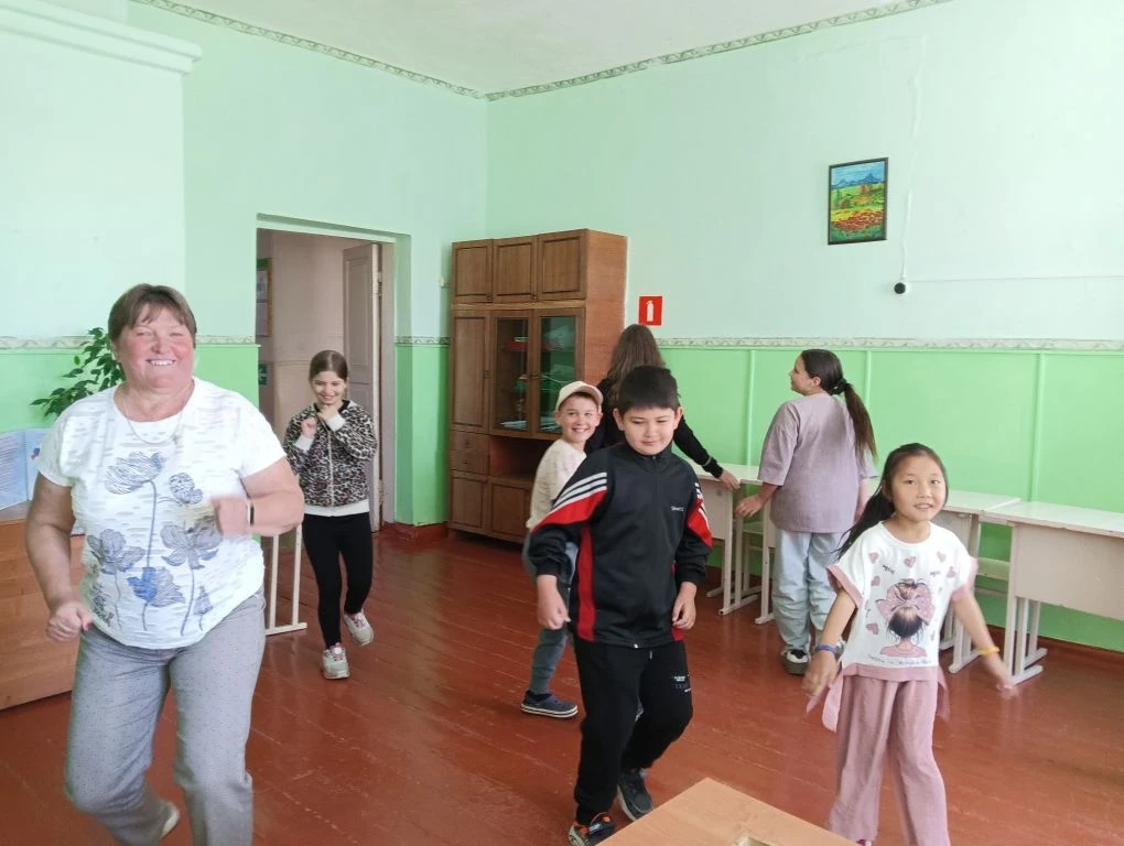 Второй день в лагере начался с проведения разнообразных подвижных игр, которые были нап...