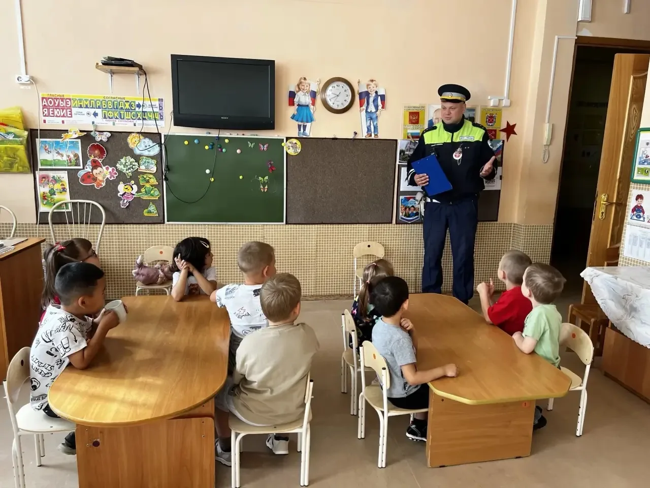 Безопасность на дорогах: наш детский сад посетил инспектор ДПС!🚔