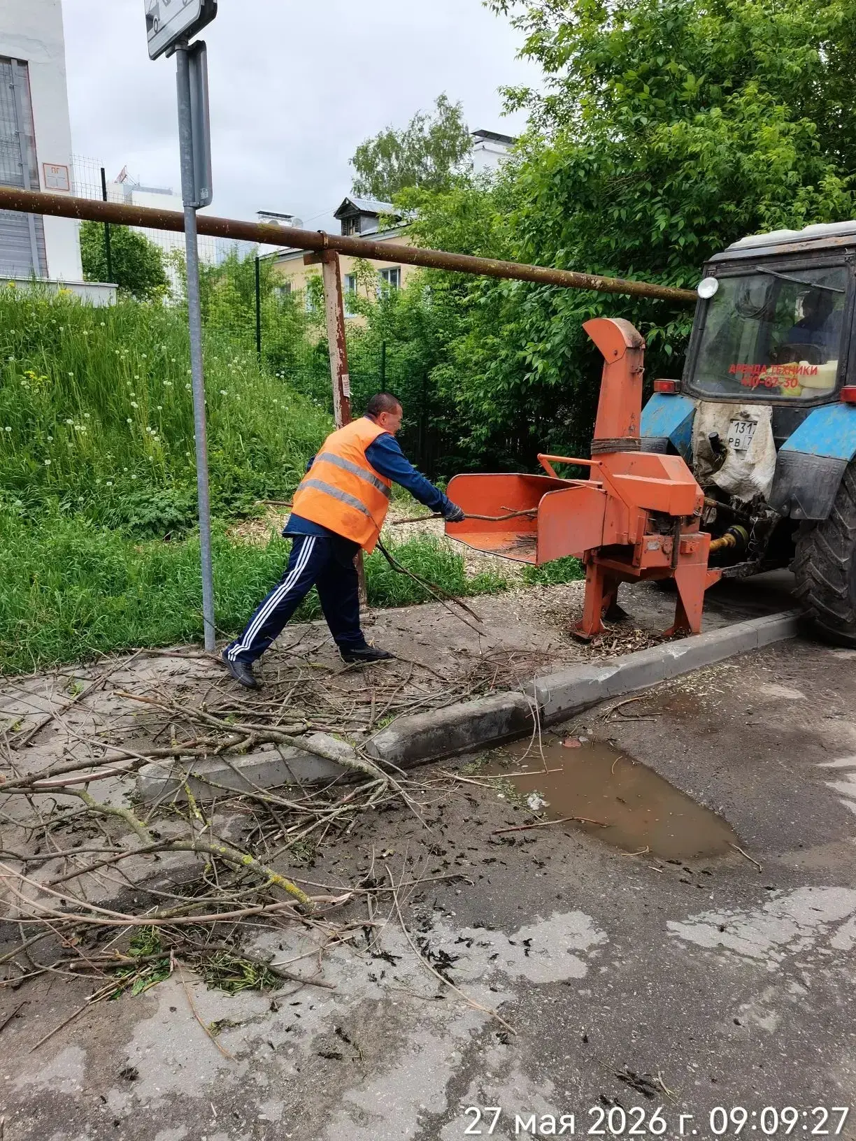 В рамках благоустройства территорий проводим санитарную обрезку деревьев: выполняем вырезку сухих су