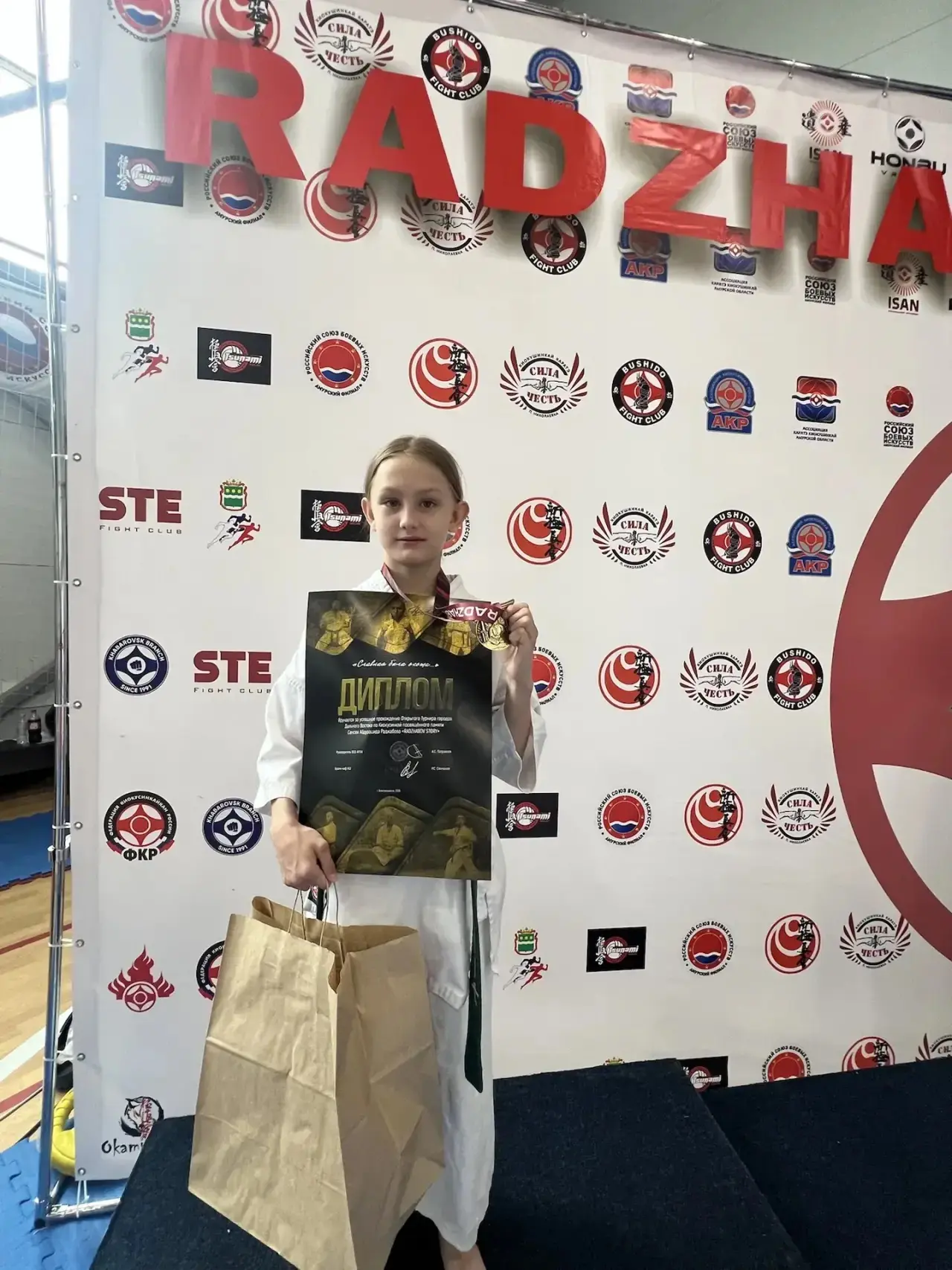 Шнайдер Дарина , ученица 3 В класса , в эти выходные участвовала в соревнованиях карате киокушинкай 