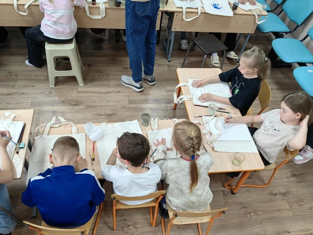 Преподаватель художественного отделения провёл для ребят в лагере «Семинотка» увлекательный мастер-к