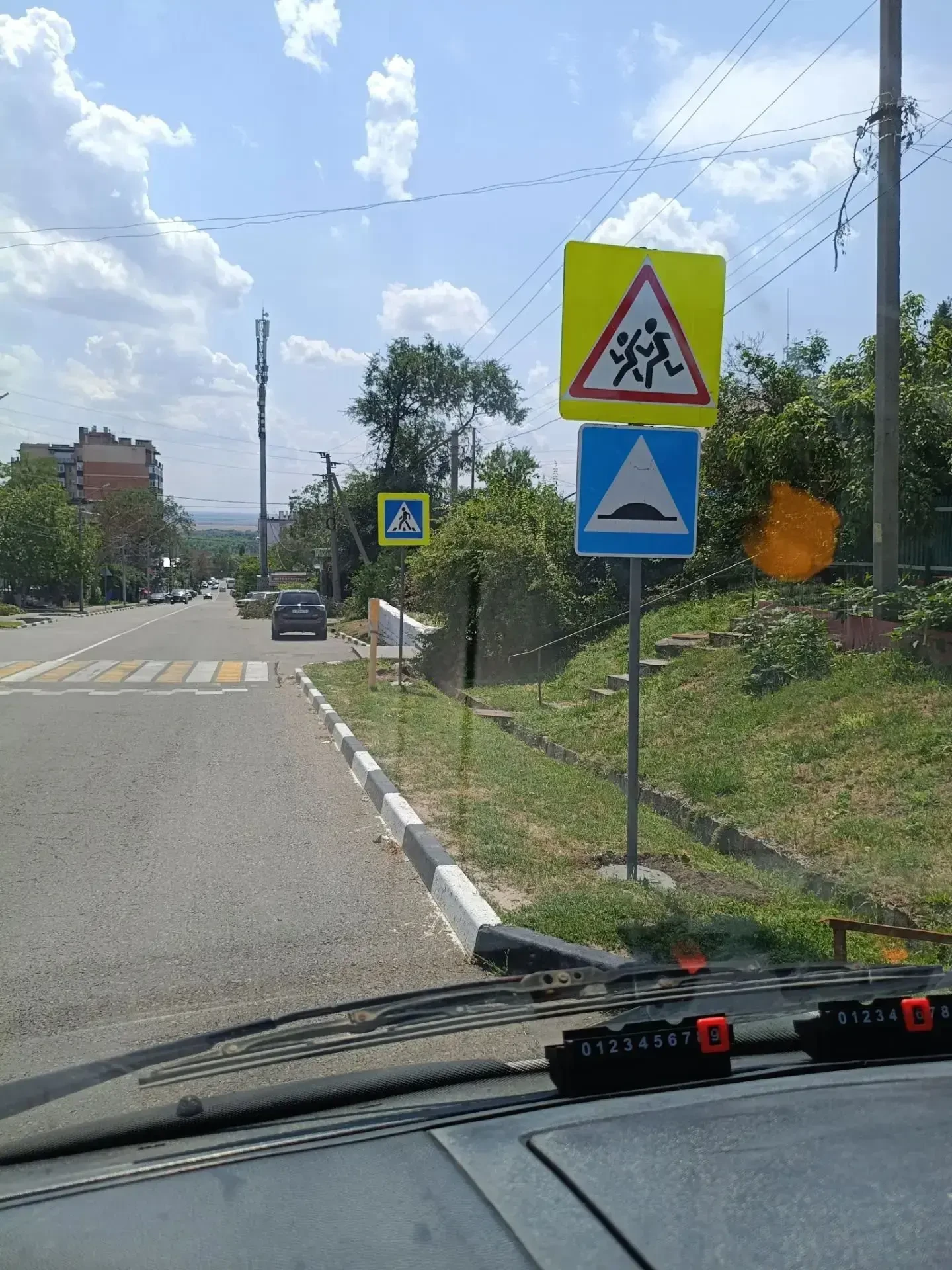 🚧 В городе продолжаются  восстановительные работы после сильного ветра:
✅ Устанавливаются дорожные 
