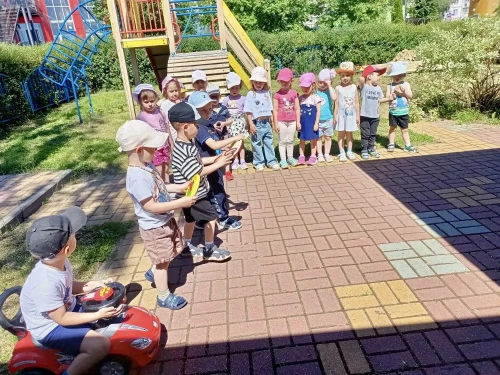 🚔 В нашем детском саду регулярно проводятся мероприятия по изучению правил дорожного движения, так 