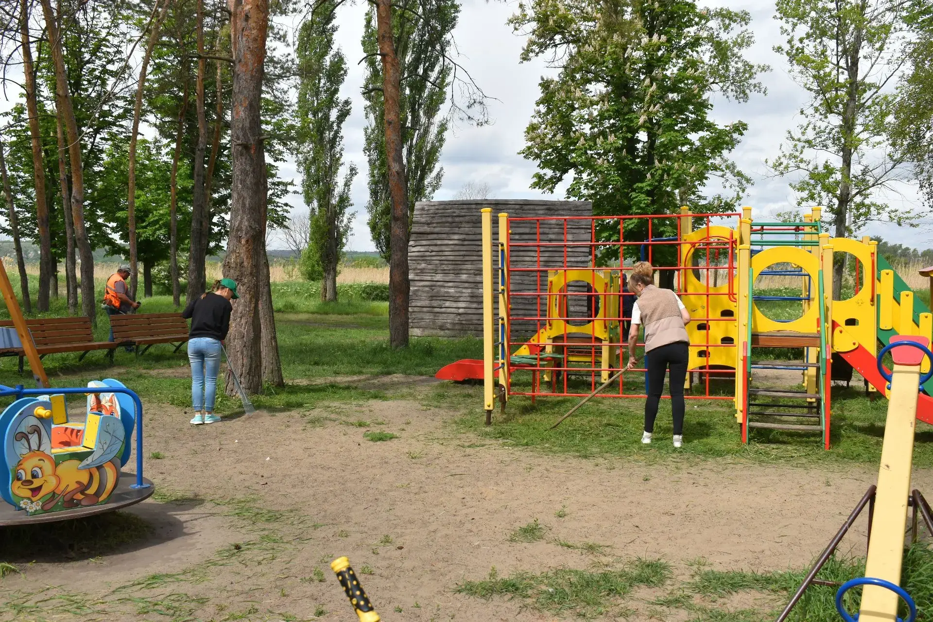 🌿 На территории парка имени Комсомольцев прошёл масштабный субботник.  В нём приняли участие сотрудн