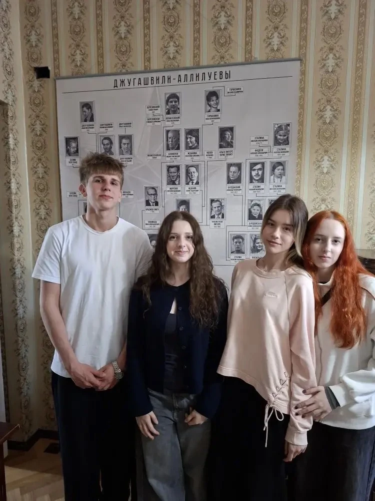 🏛️ 10 А побывал в музее‑квартире семьи Аллилуевых!  На экскурсии ребята ознакомились с исторической 