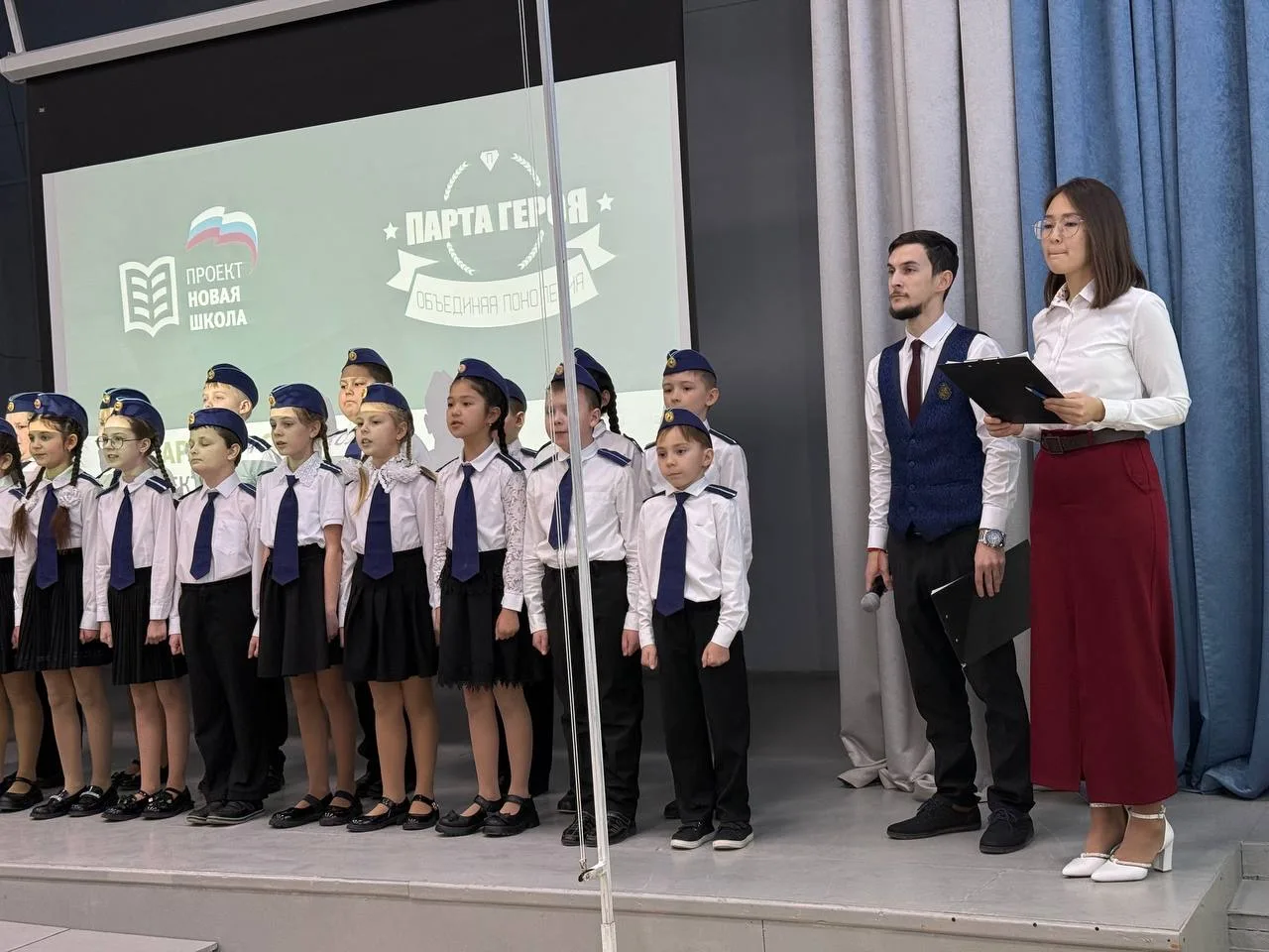 🇷🇺 Памяти героя СВО: торжественное открытие «Парты Героя» в Нежинском лицее!   Вчера, 5 февраля, в н