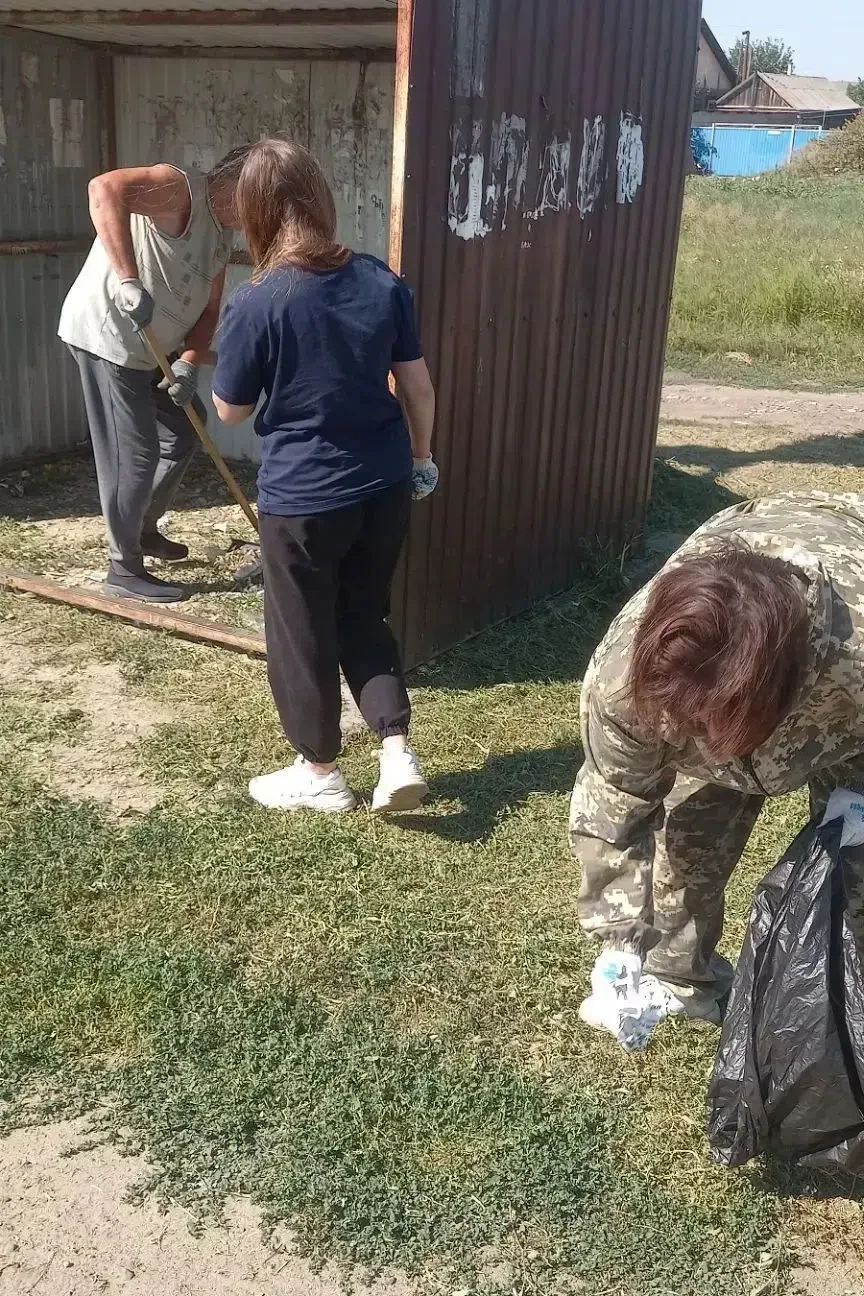 Активисты Пиховкинского сельского поселения  навели порядок на остановочных павильонах ...