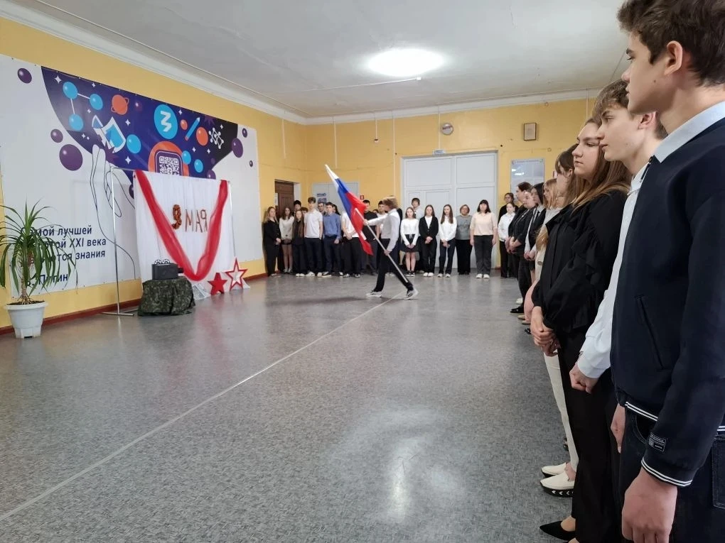 😃Учебная неделя в общеобразовательных организациях началась с торжественной линейки и поднятия госуд