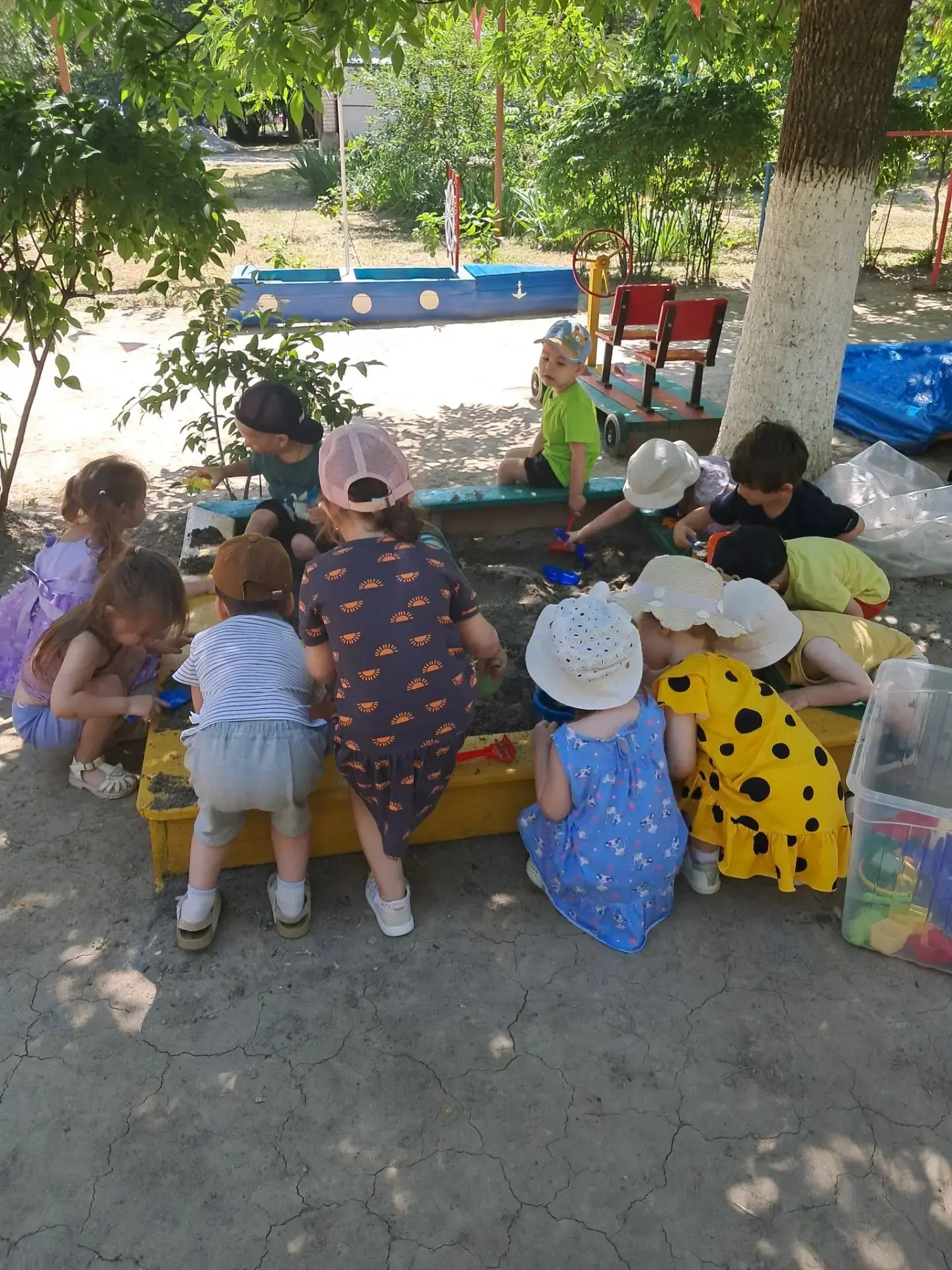 Дети   группы Гномики играли на прогулке  в песочнице.
Песочница- это любимое место малышей. Игры с 