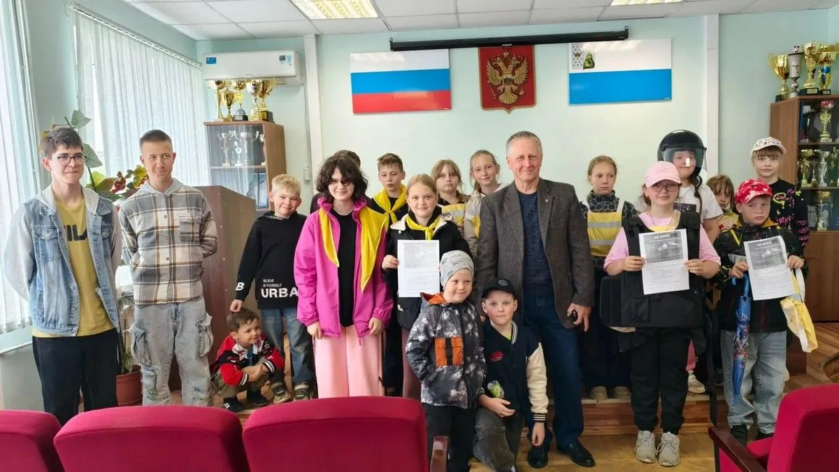Школьники из Центра детства познакомились с работой Валдайской полиции
 
В отделе МВД России по Валд