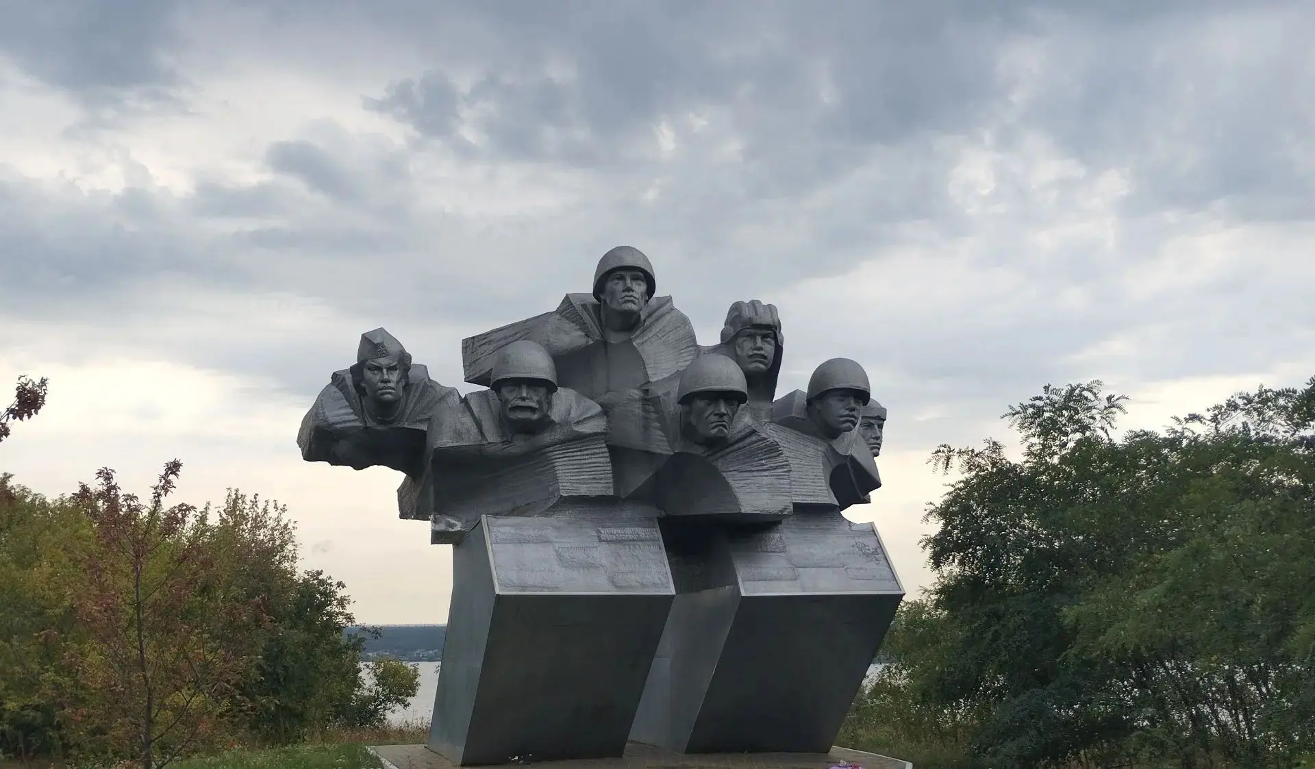 🕯️ В Воронеже обновили братскую могилу № 113 на Шиловском плацдарме