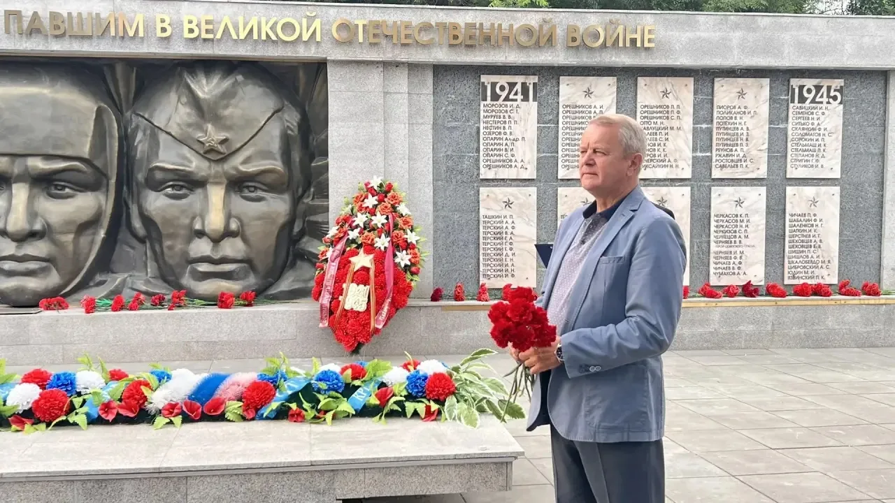 📣 Сегодня по всей стране проходит всероссийская акция «Свеча памяти». В посёлке Емельяново жители с
