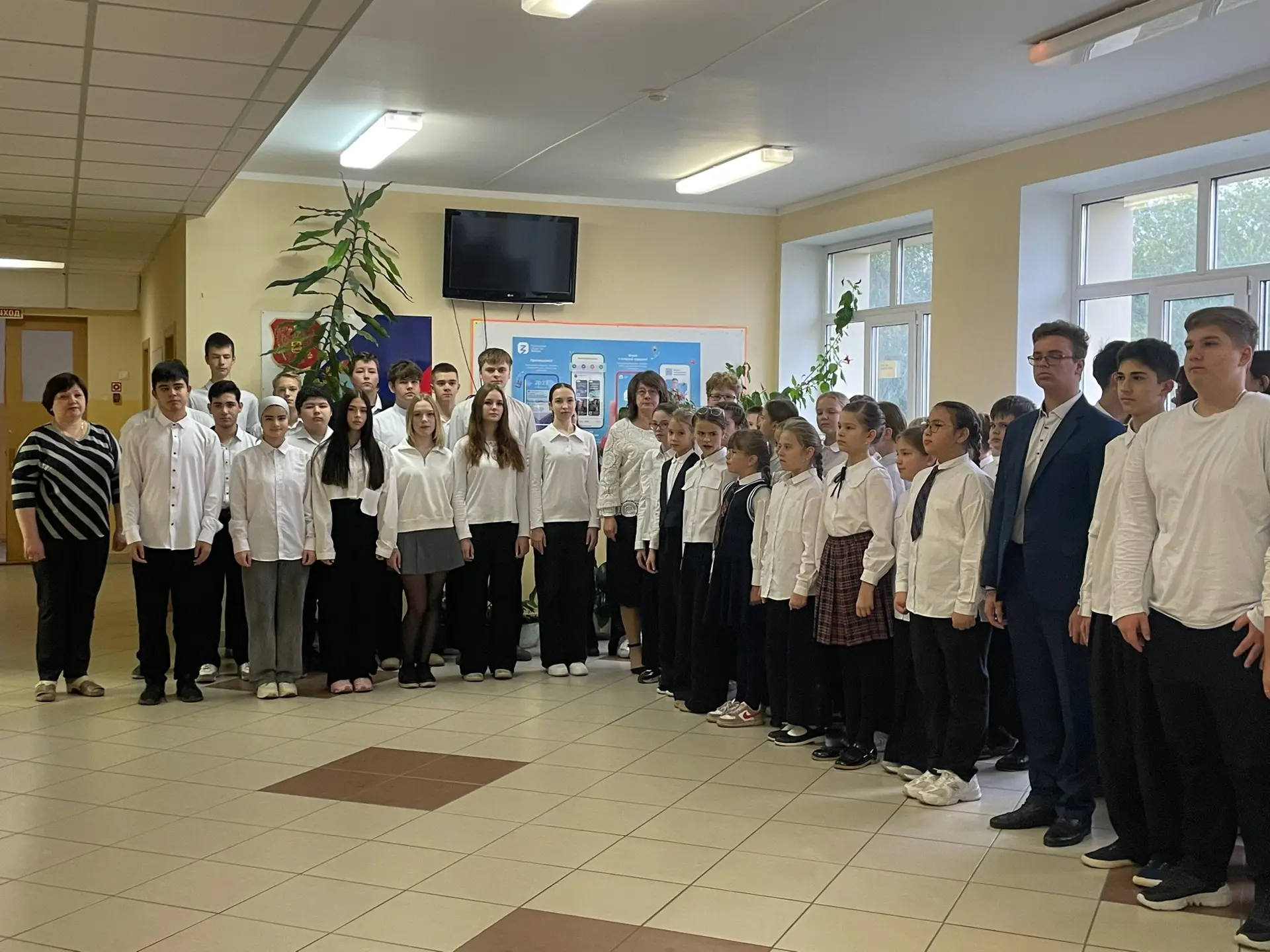 🇷🇺2 марта 2026 года в школе состоялась еженедельная линейка, посвященная церемонии поднятия Российск