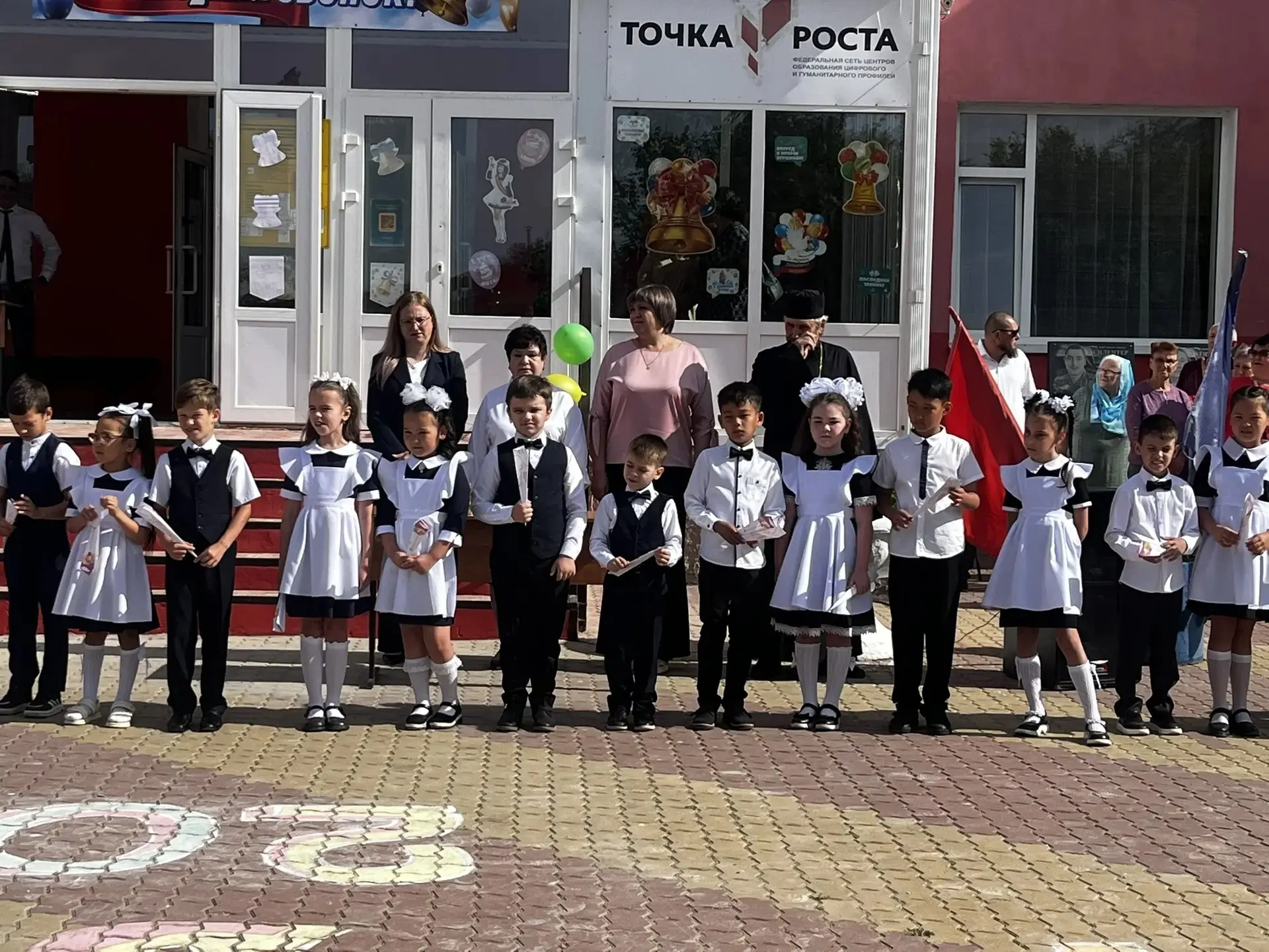 Сегодня в нашей школе прошла торжественная линейка, посвящённая празднику Последнего зв...