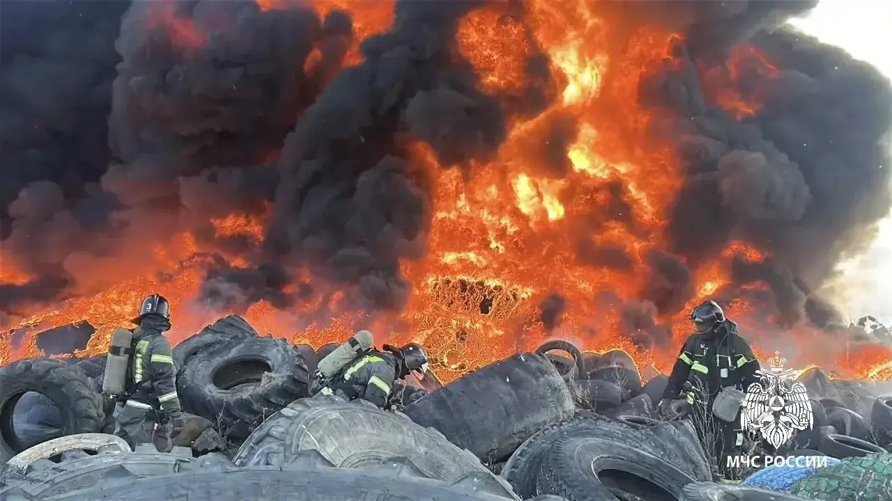 🔥Жесткий пожар в районе Баррикад.   Горят покрышки, пожарные на месте. Чернющий столб дыма видно со 