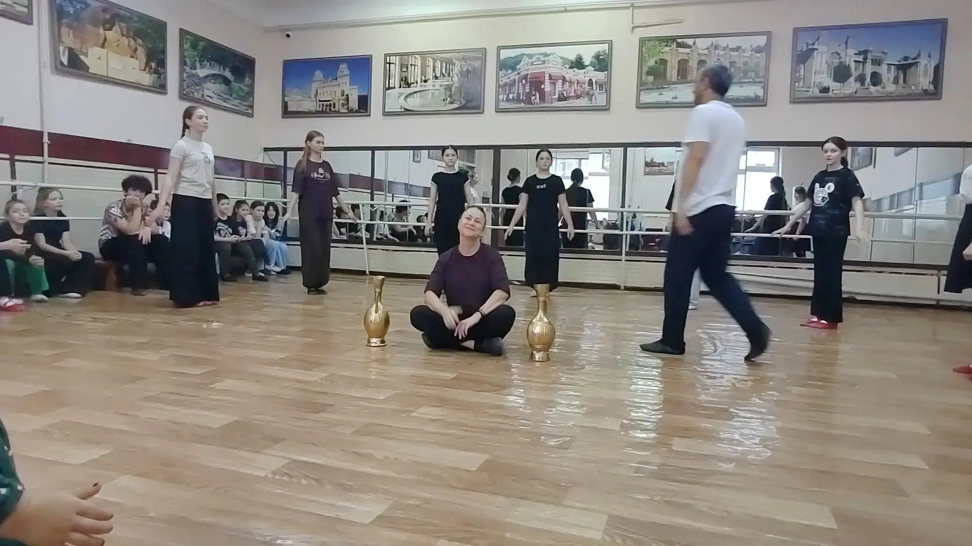🎭✨ Сегодня на репетиции вошла в роль —  как приятно быть в центре внимания!