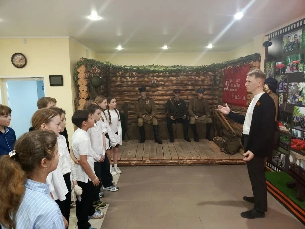 Урок мужества в музее «Боевой славы»  В преддверии праздника — Дня Победы — учащиеся 5 «Е» класса вм