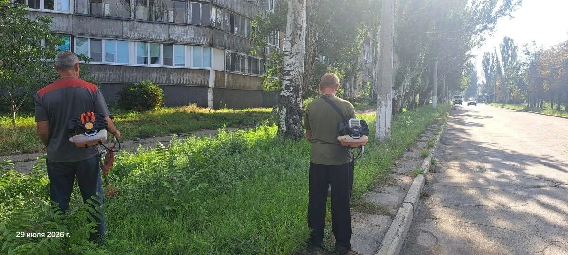 Сегодня Управой Пролетарского внутригородского района ведутся работы по покосу травы вдоль дороги по