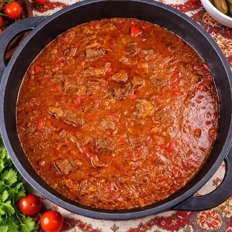 РУМЯНОЕ МЯСО, МНОГО ЛУКА И ЯРКАЯ СЛАДКАЯ ПАПРИКА — ВОТ СЕКРЕТ НАСТОЯЩЕГО ПЕРКЁЛЬТА. ЭТО...
