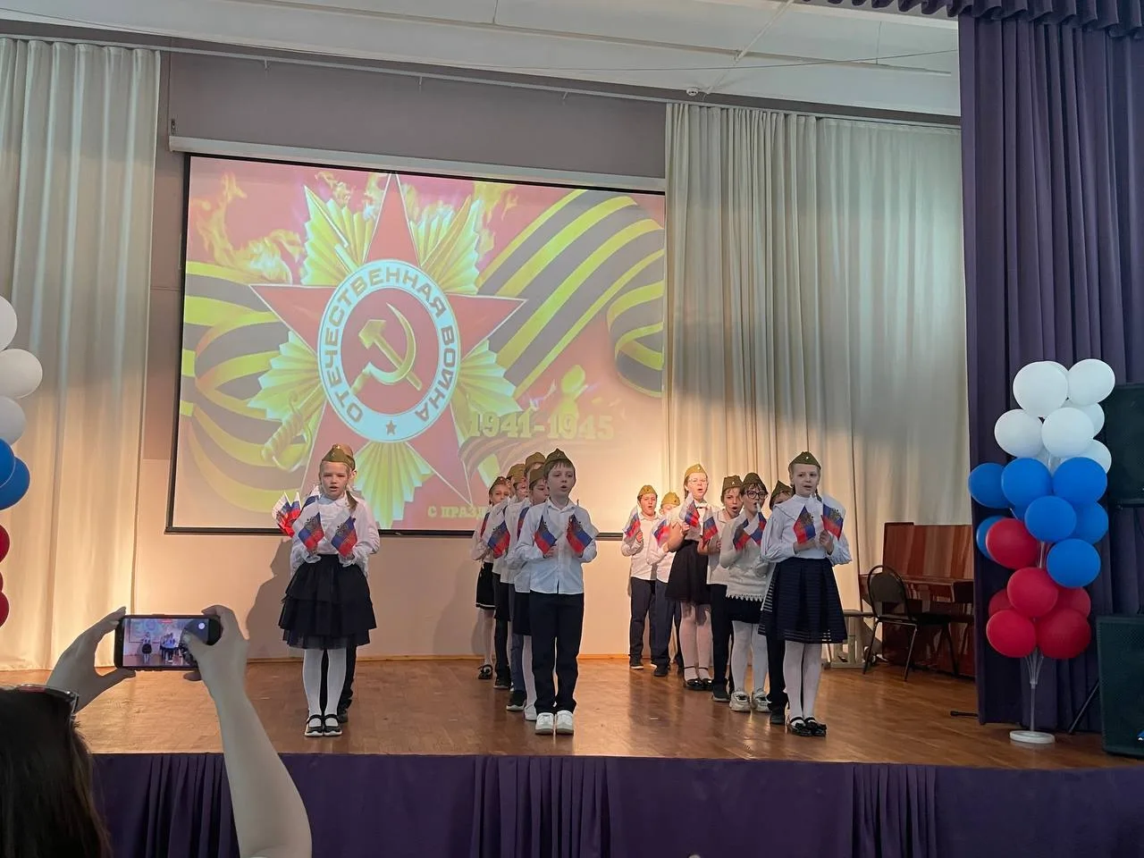 🇷🇺 И пусть поколения помнят!   🌟 В нашей школе прошёл концерт, посвящённый Дню Победы, который стал 