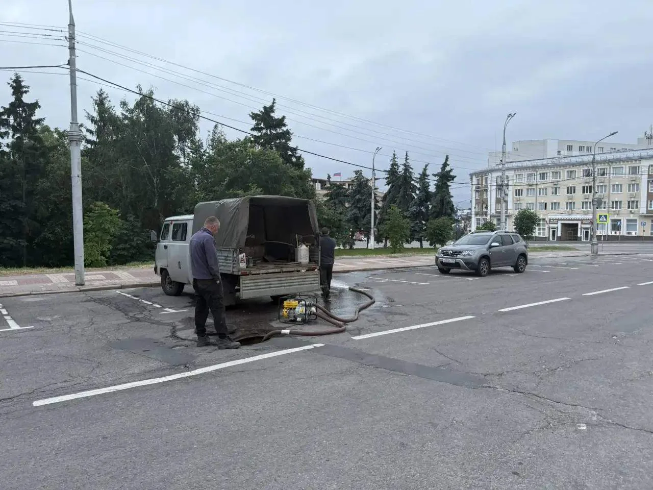 🛠 На Красной площади в Курске произошёл порыв холодного водоснабжения
