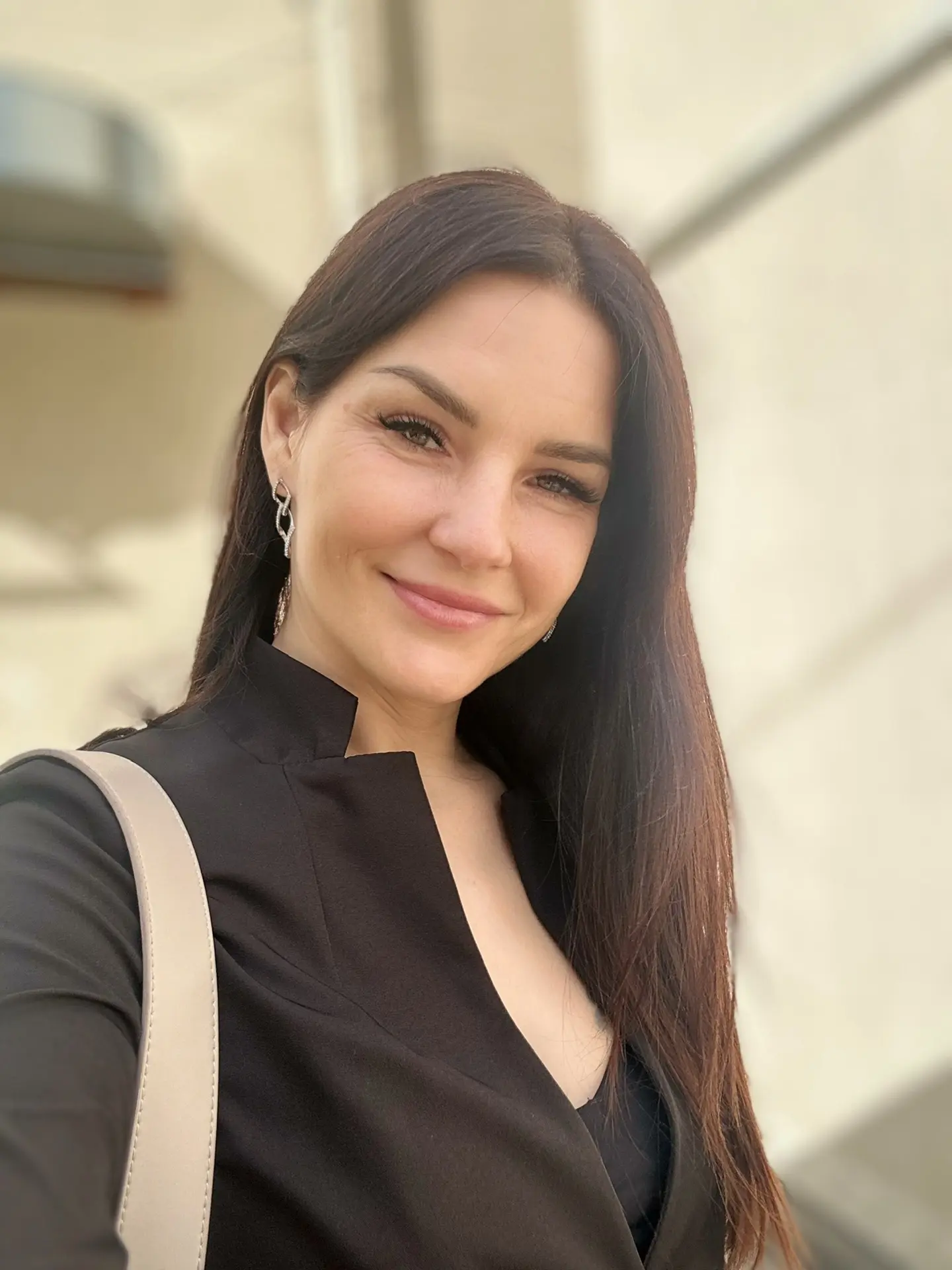 Меня зовут Ангелина Агеева и я — ваш проводник в мир недвижимости на юге России. 🌊