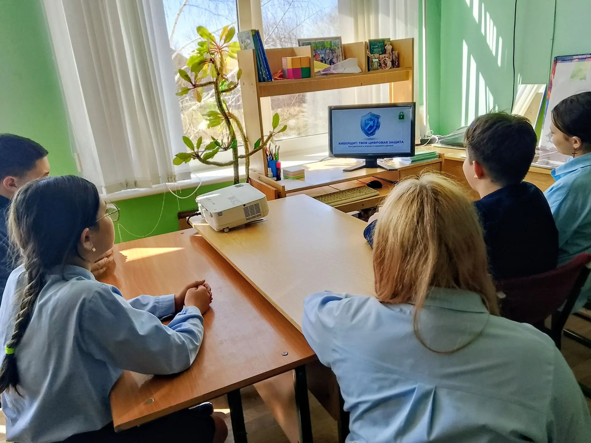 Безопасность превыше всего! 🛡️  В 6 «Г» классе прошел классный час на тему: «Как не стать жертвой мо