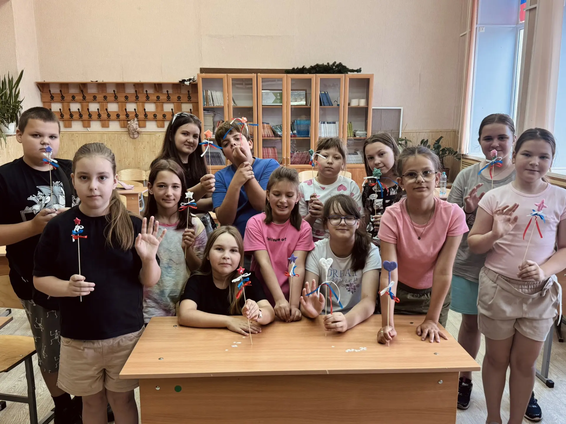 🇷🇺🇷🇺🇷🇺Мастер-класс  «Сувенир ко Дню  России» проведен сегодня в  пришкольном лагере. Занятие н