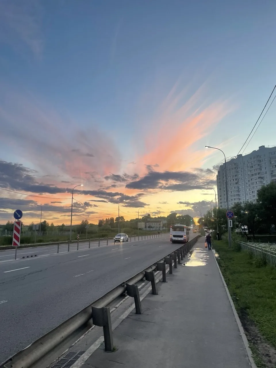🏞️Над Лобней небо озарилось мягким ванильным светом.