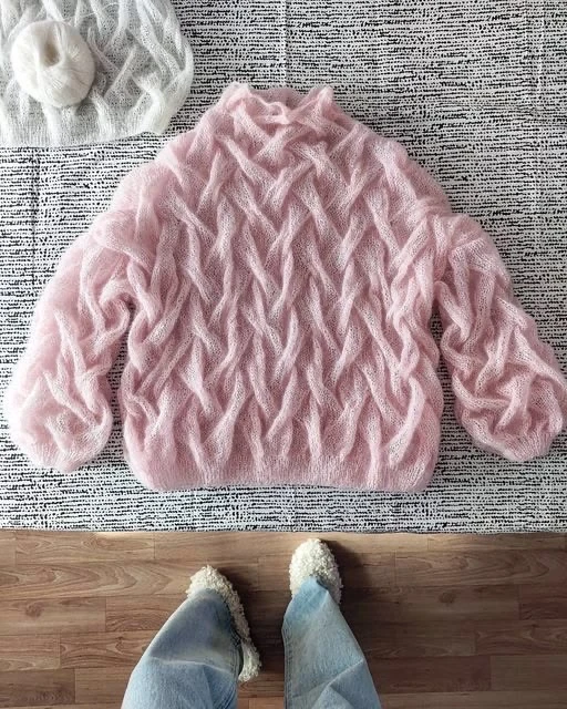 Словно нежное розовое облако💝☁️ 

Вязаный свитер из тончайшего мохера с потрясающим объемным узором