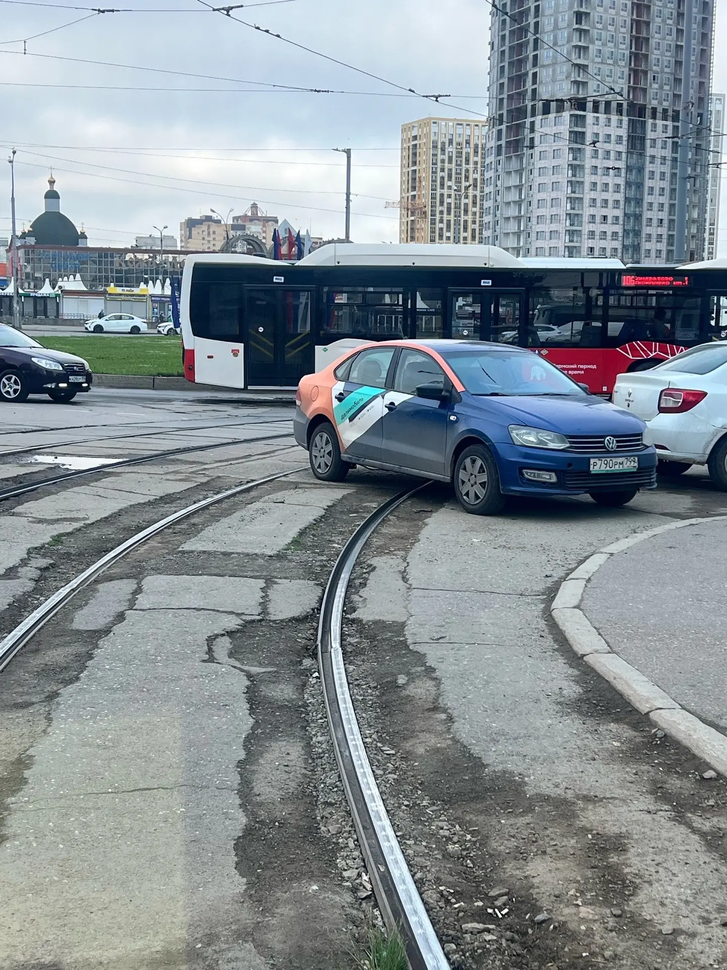 Какой там штраф «наезднику» будет за такую парковку?