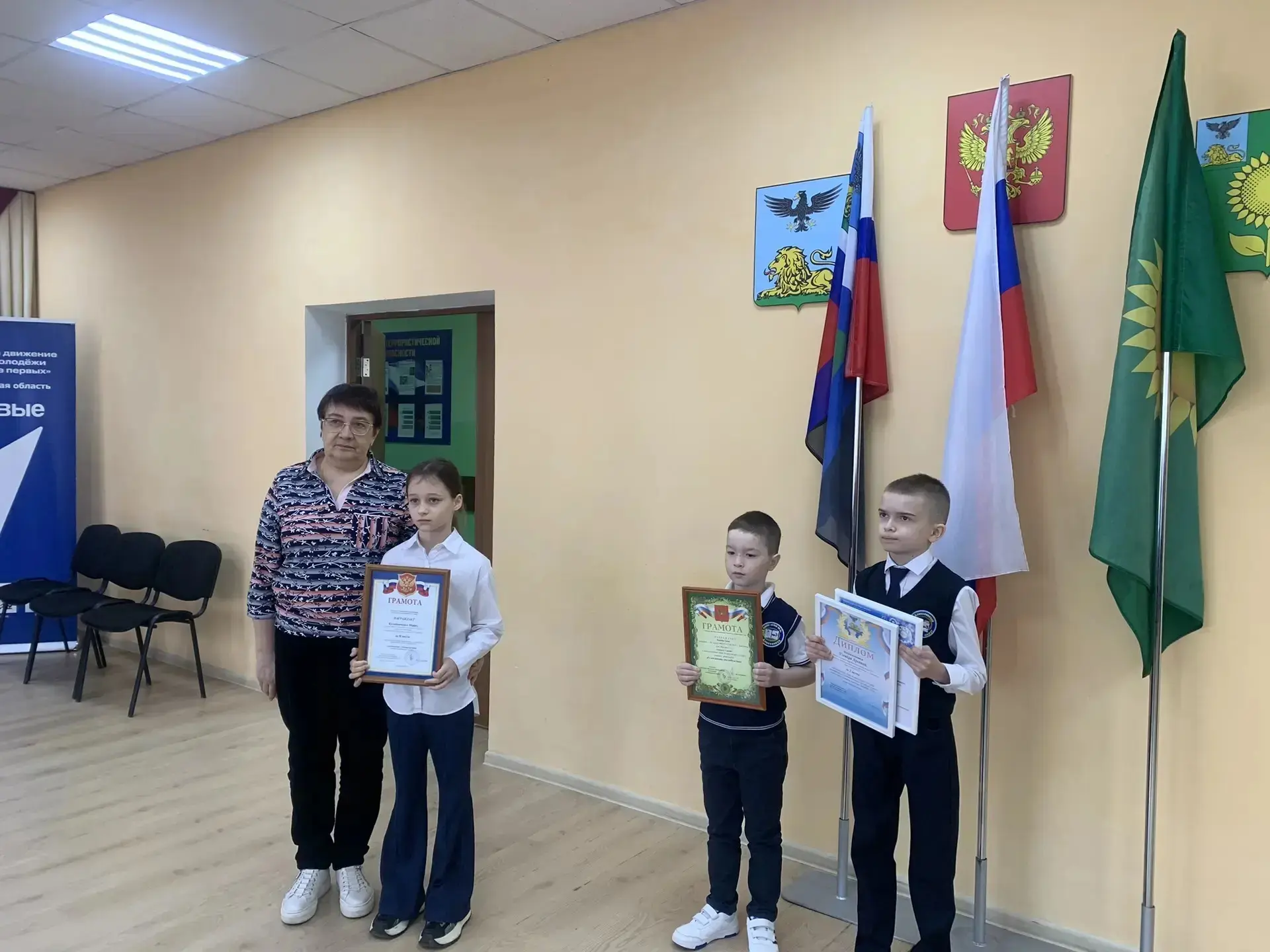 🇷🇺🇷🇺🇷🇺13 апреля состоялась торжественная линейка, посвящённая поднятию флага РФ.  🎓Почётное право по