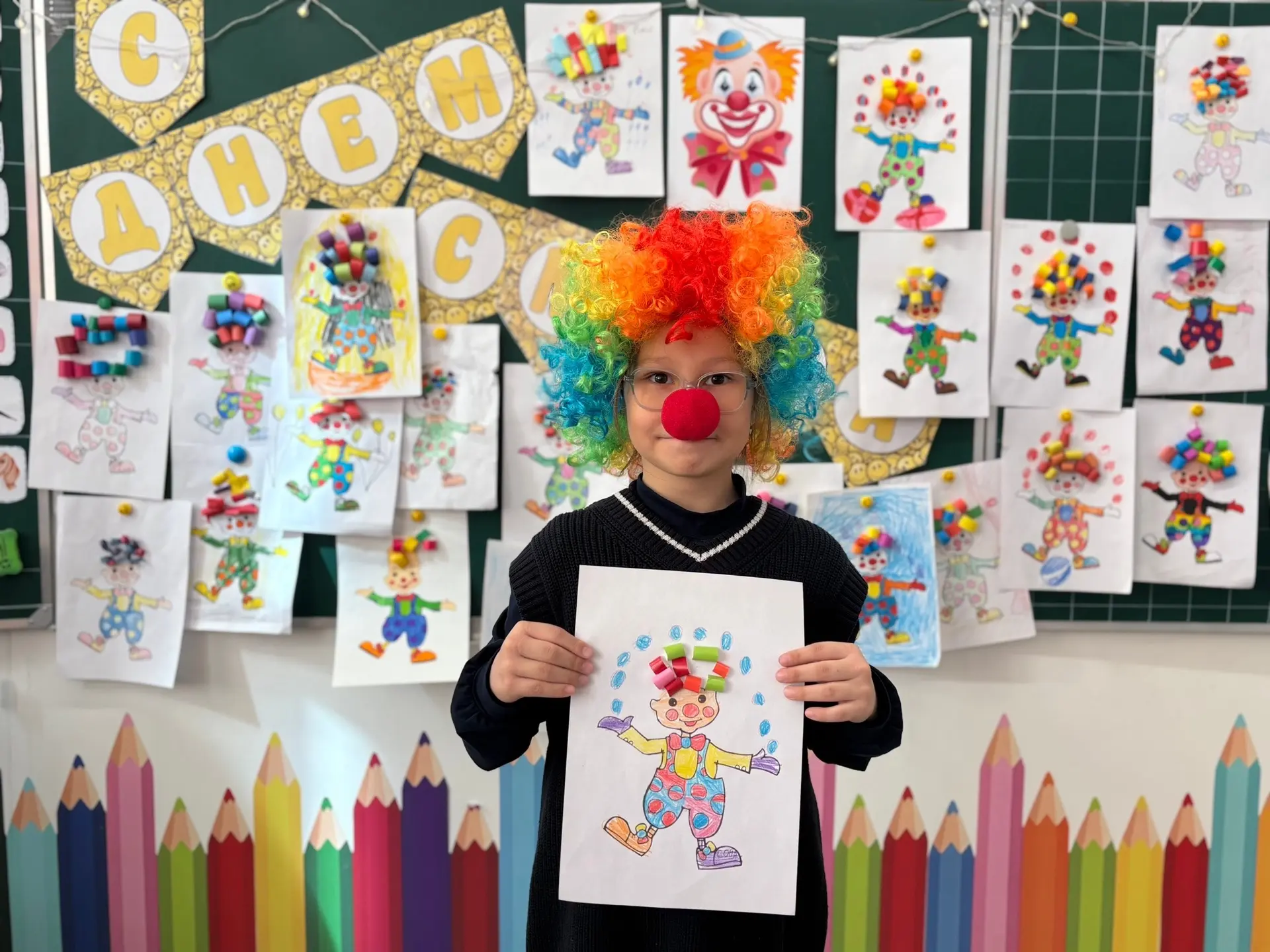 Ко "Дню смеха" ученики 1 д класса сделали аппликацию "Забавный Клоун". 🤡   Какой ребенок не любит ци