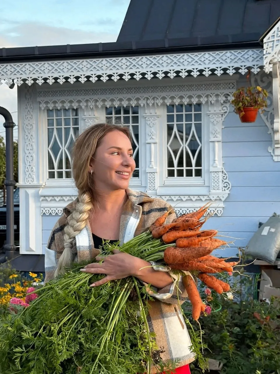 Дачница Анна Асти хвастается своим первым урожаем🧺🥕🍅