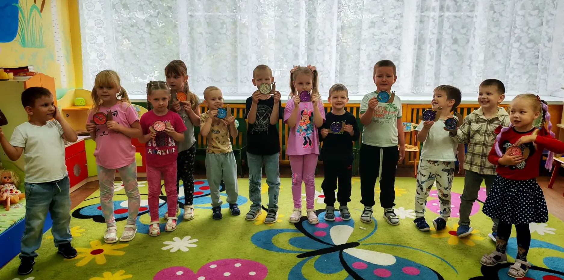 🐌🐌🐌Маленькие пальчики — большие успехи: мастерим улиток из бусин! В средней группе  ...