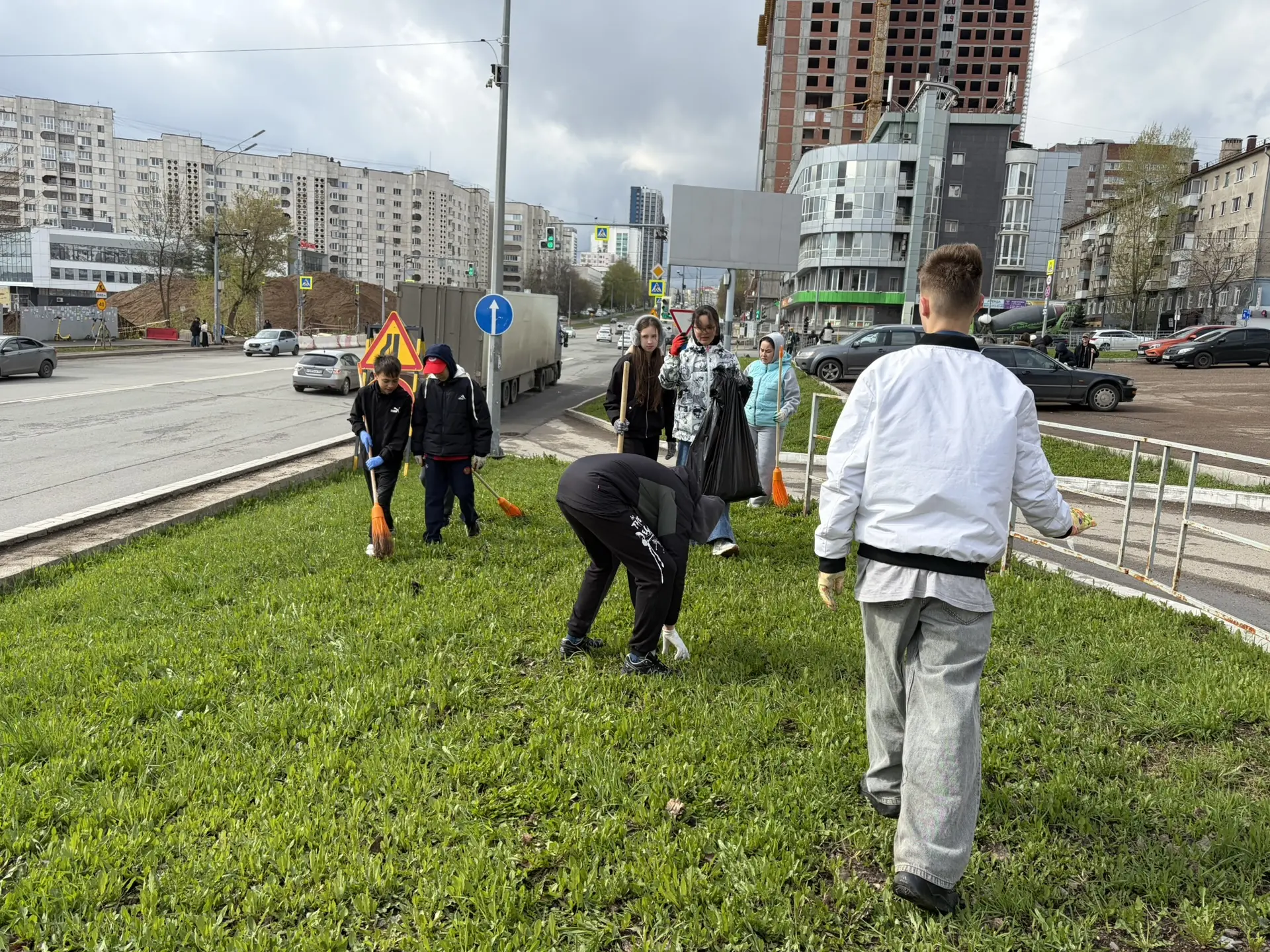 «У природы нет плохой погоды», — говорят те, кто сегодня вышел на общегородской субботник! 🌬🌧 Спасиб
