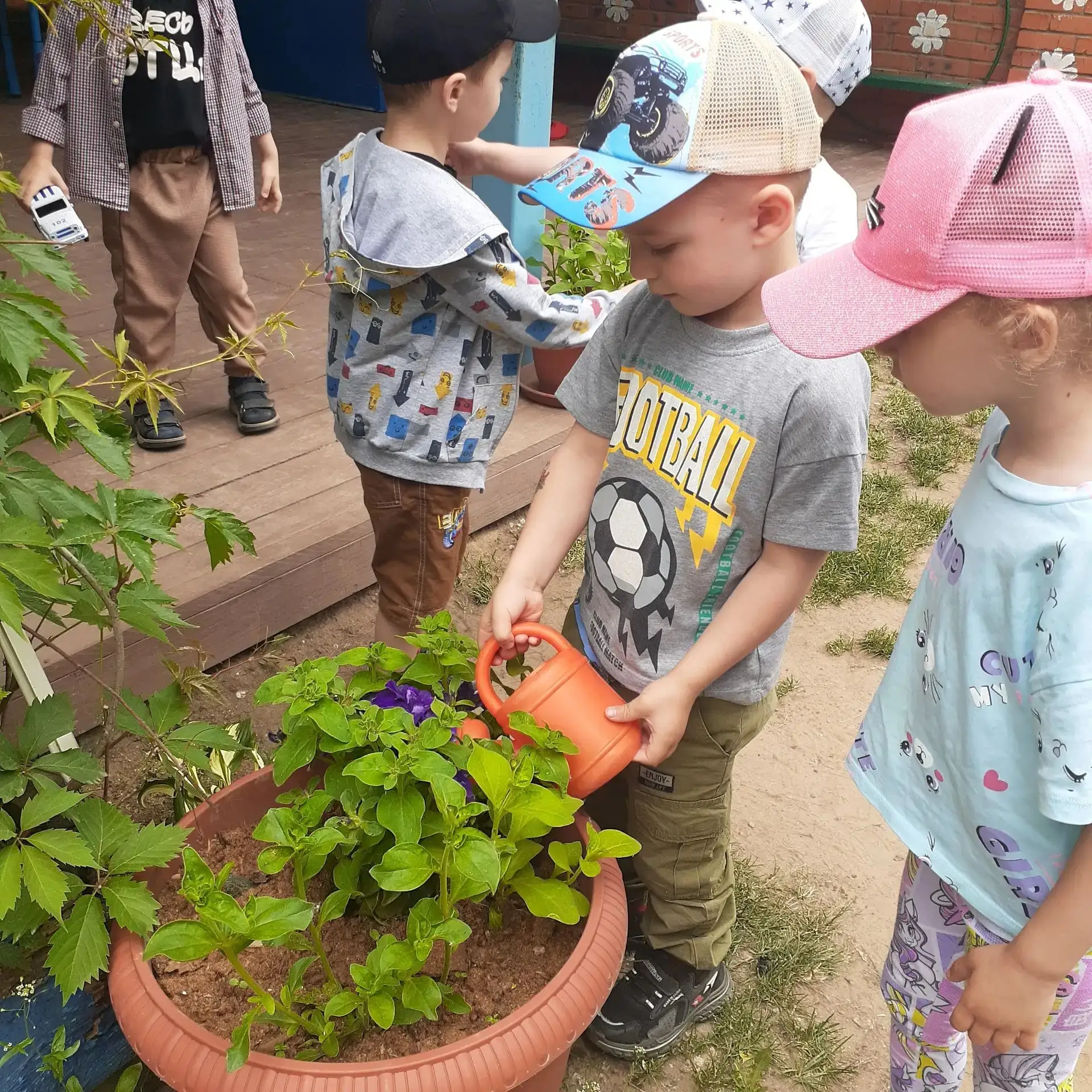 Зачем учить детей  заботиться о природе? 🌼🌼🌼

Воспитание бережного отношения к растениям 🌱 и жив