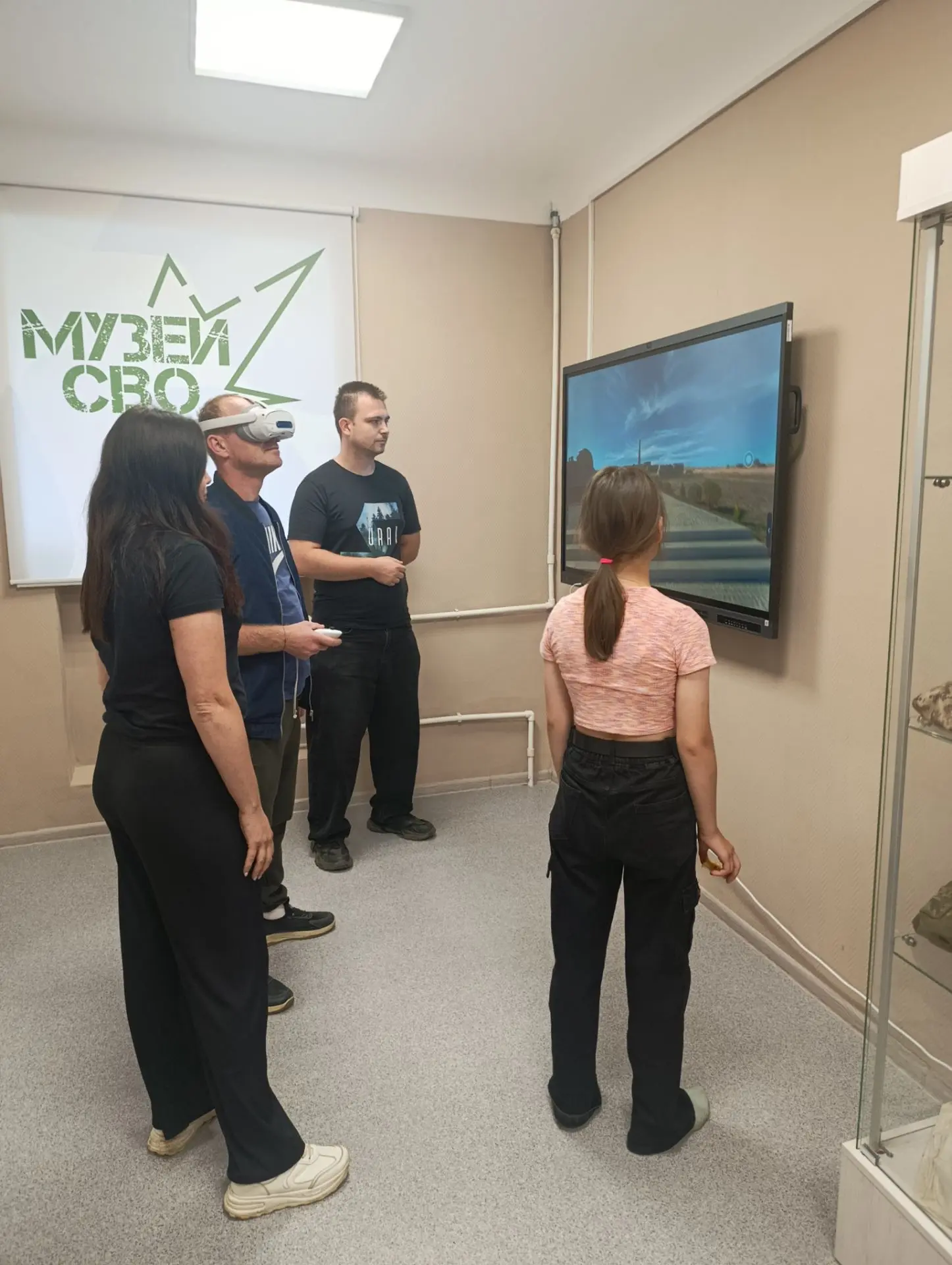 Также наш молодежный центр в промежутках между фильмами проводил экскурсии по музею СВО...