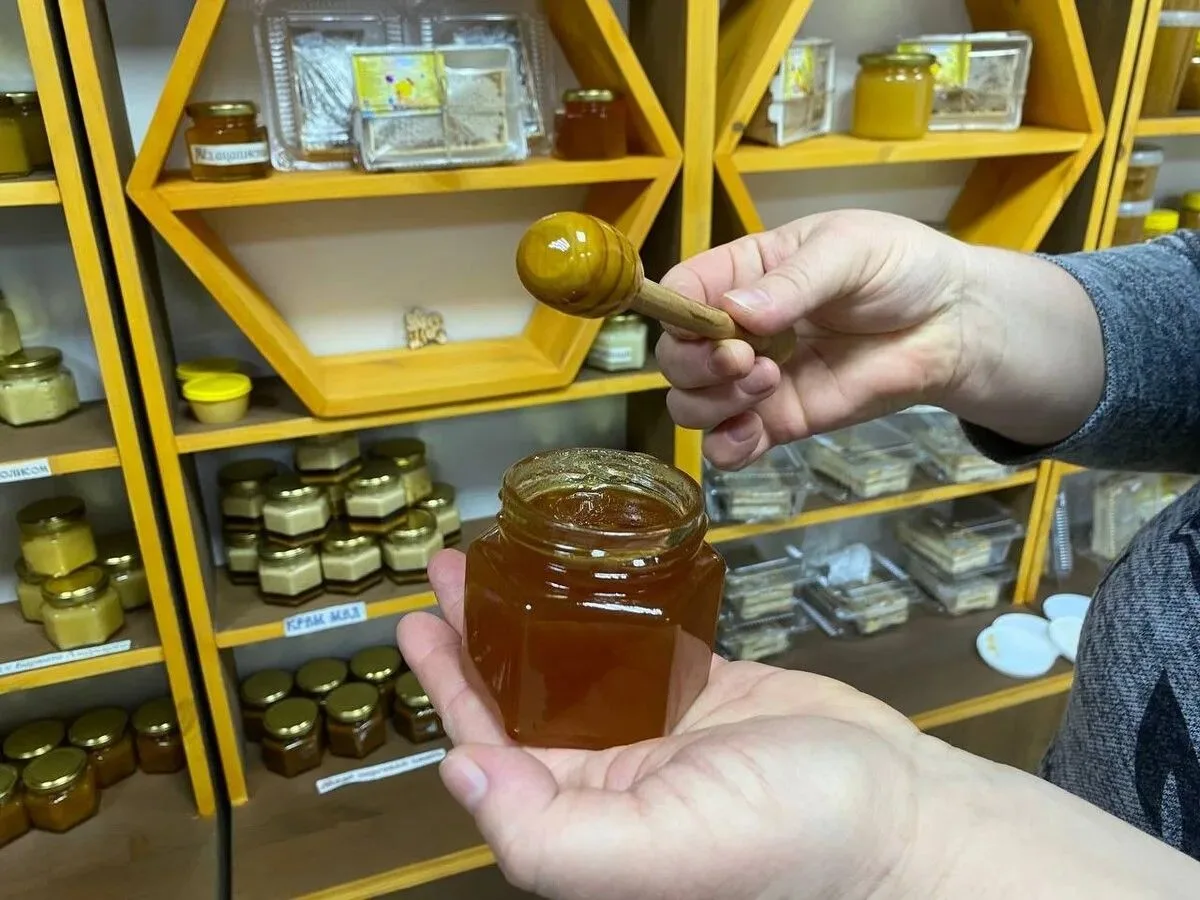 🐝 Ветеринары-третьекурсники узнали всё о пчелиной семье и качестве мёда