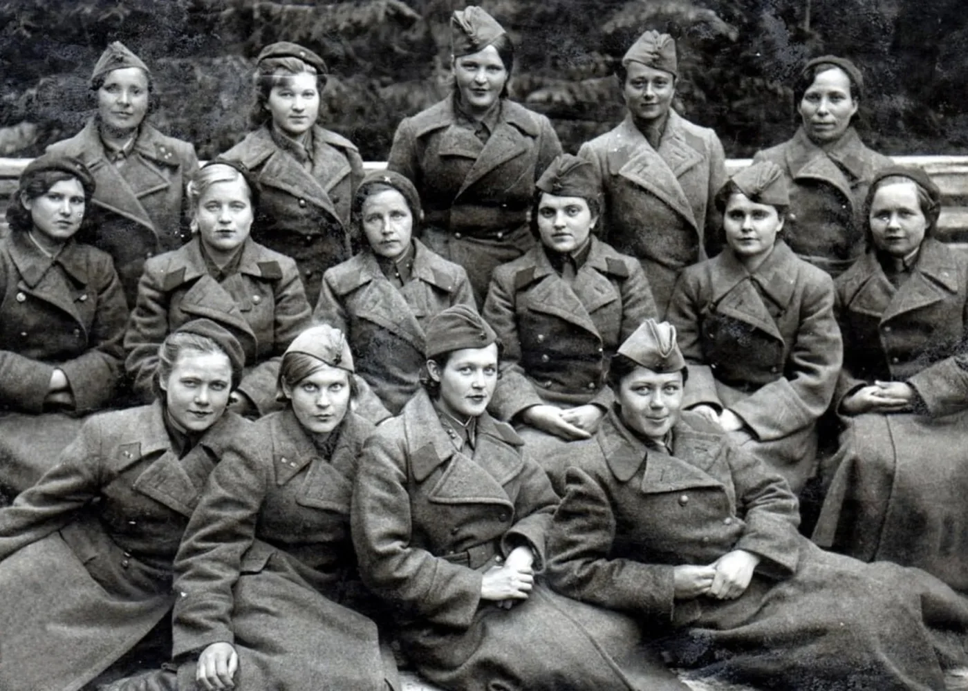 Врачи и медсестры 105-го военно-полевого госпиталя, 1942 год. На их счету множество спа...