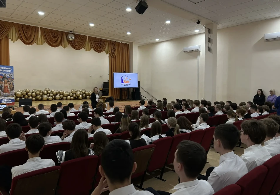 В школе № 56 состоялась встреча старшеклассников с заместителем министра восстановления, развития пр