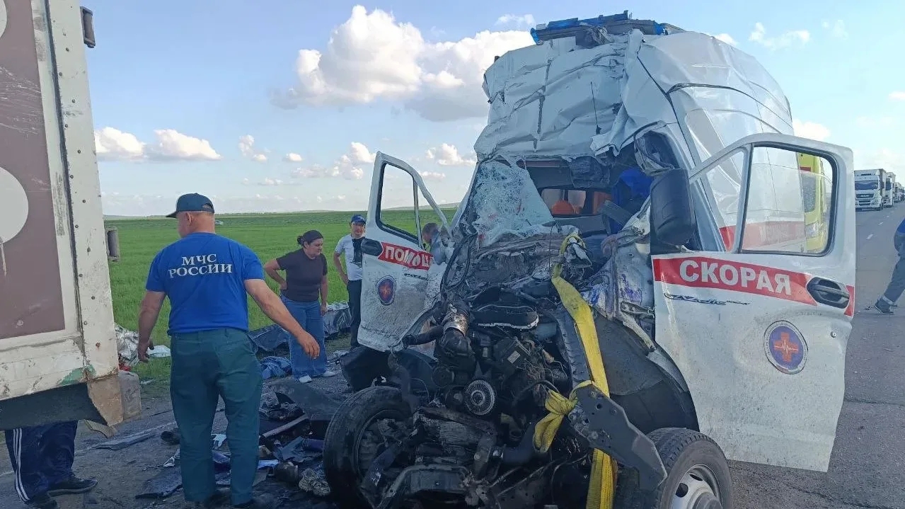 В Башкирии в ДТП со «скорой» и большегрузом погибли три человека — два медработника и 20-летняя паци