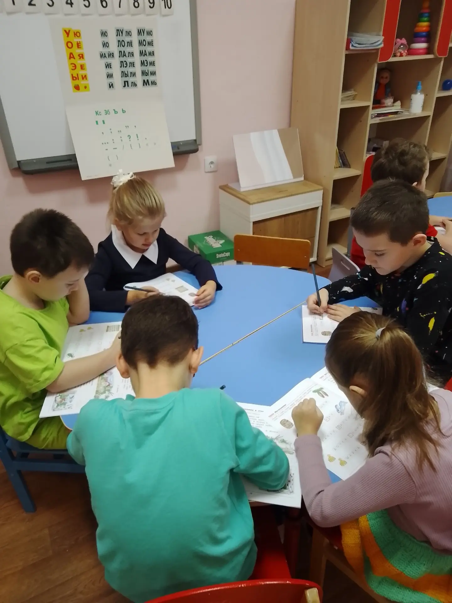 Кружек "Совёнок" всех приветствует. Сегодня дети старшей и подготовительной группы, снова совершили 