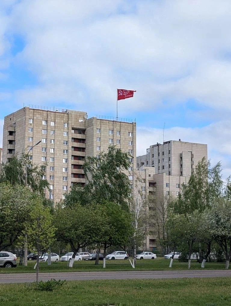 Снова над общежитием – Знамя Победы  В День Великой Победы оно вернулось на своё место. Алое полотни