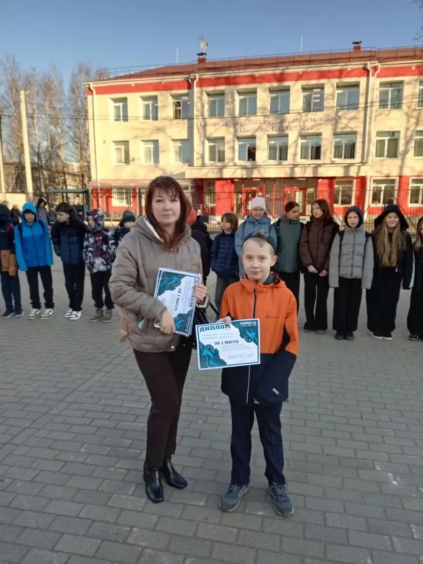 🇷🇺 Понедельник в Колтушской СОШ выдался по-настоящему событийным!  Сегодняшнее утро началось с торже