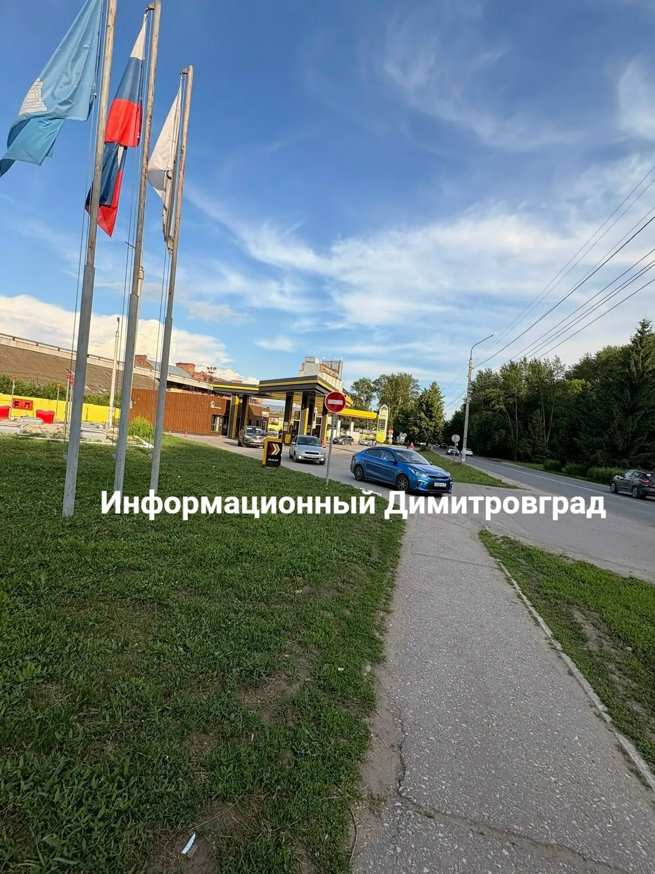 Табличка горит, что бензин есть, а его нет. Машины просто заезжают и обратно уезжают.
Роснефть около
