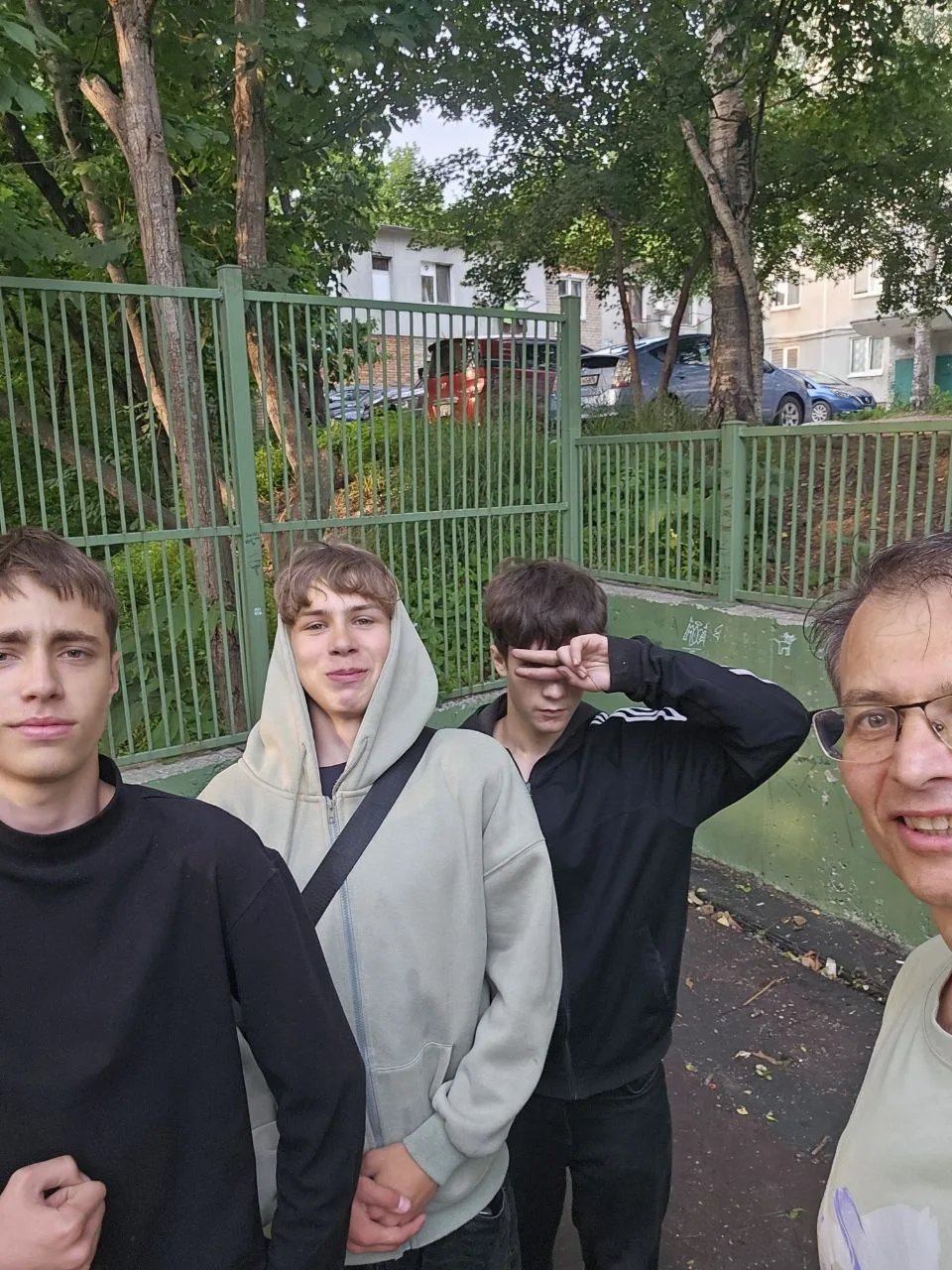 Первый проект добрых дел на новом месте, Находка. Уборка детской площадки с подростками.