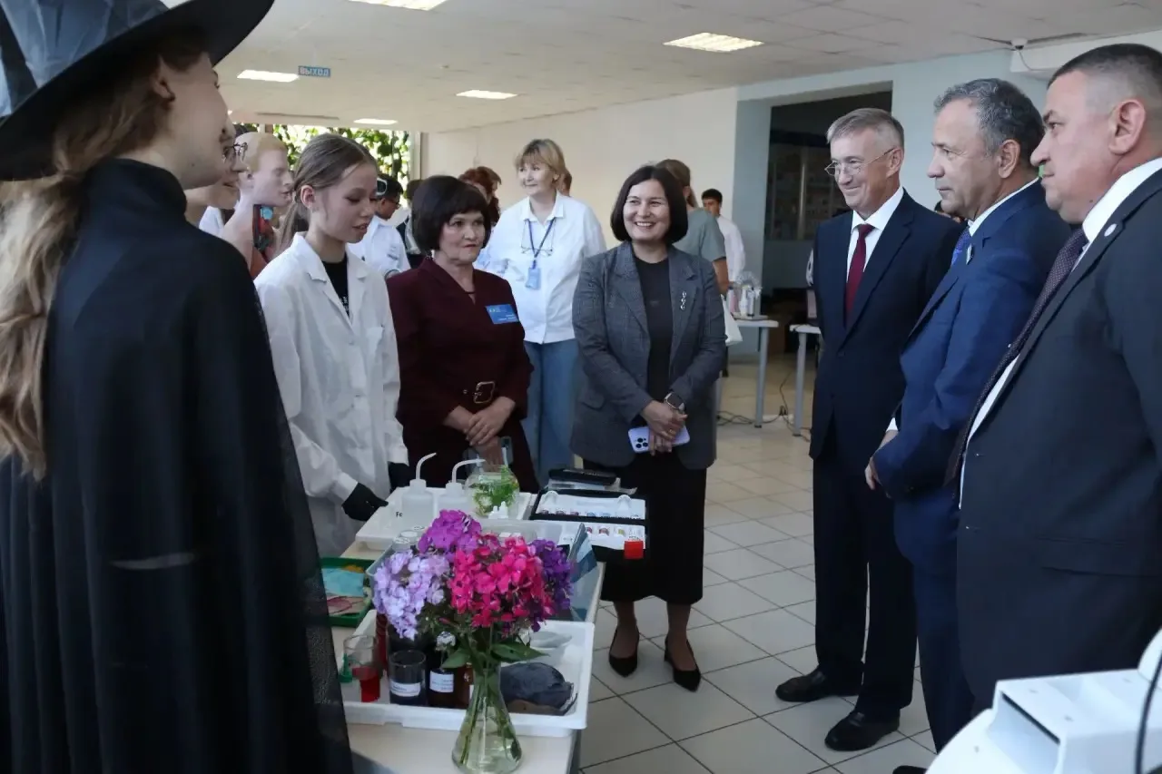 📷 Фотодневник городского августовского совещания - выставка «Образовательные лаборатор...