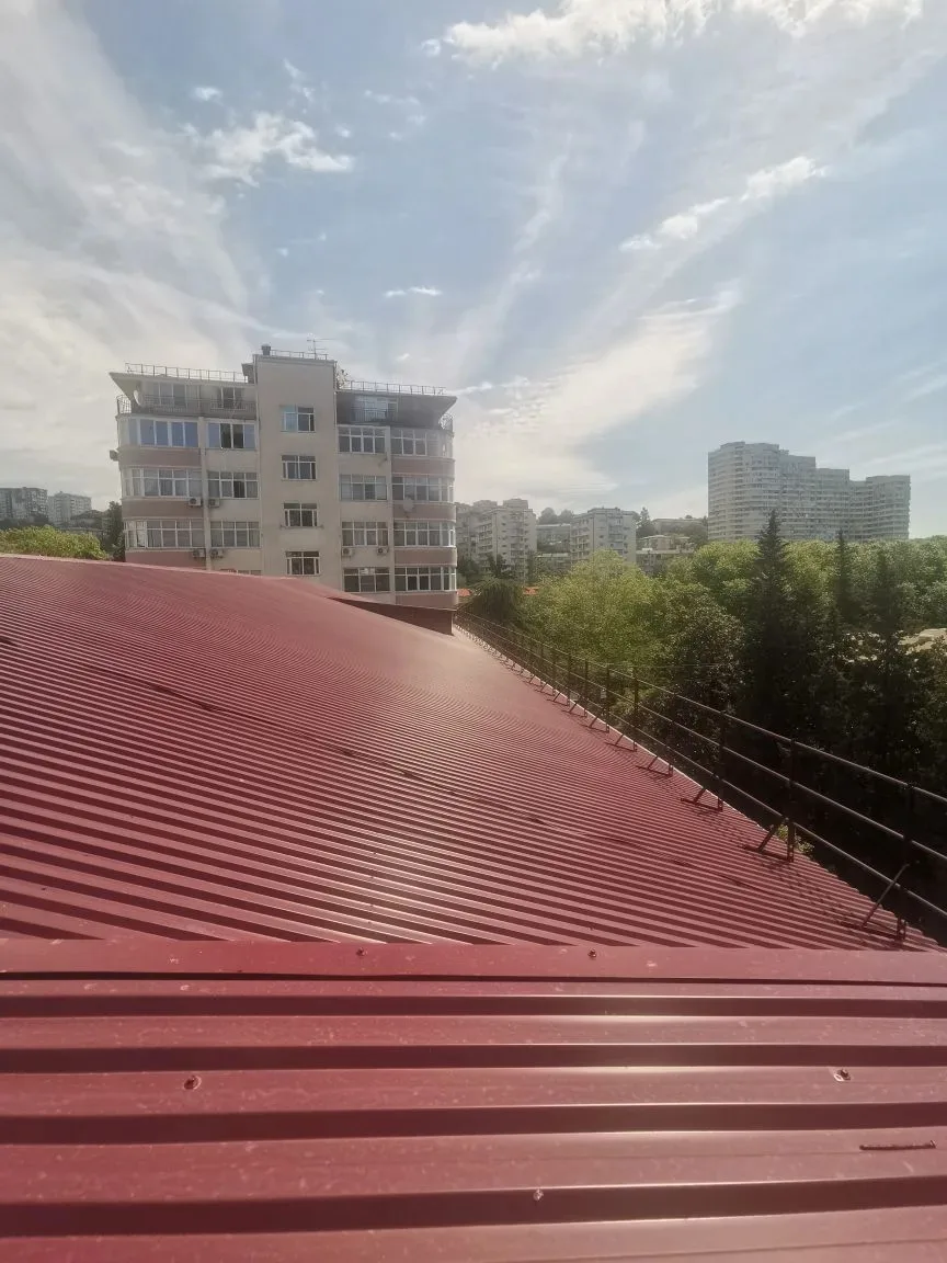 🏣 Новая крыша теперь у дома 13 по улице Донская в Центральном внутригородском районе С...